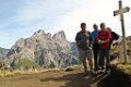 84 am Pass Forcia naigra 2509 m im Hintergrund die Marmolada Suedwand